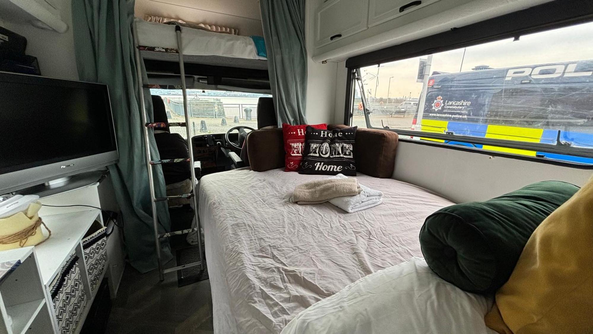 Cool Wheels On The Waterfront Hotel Liverpool Ngoại thất bức ảnh